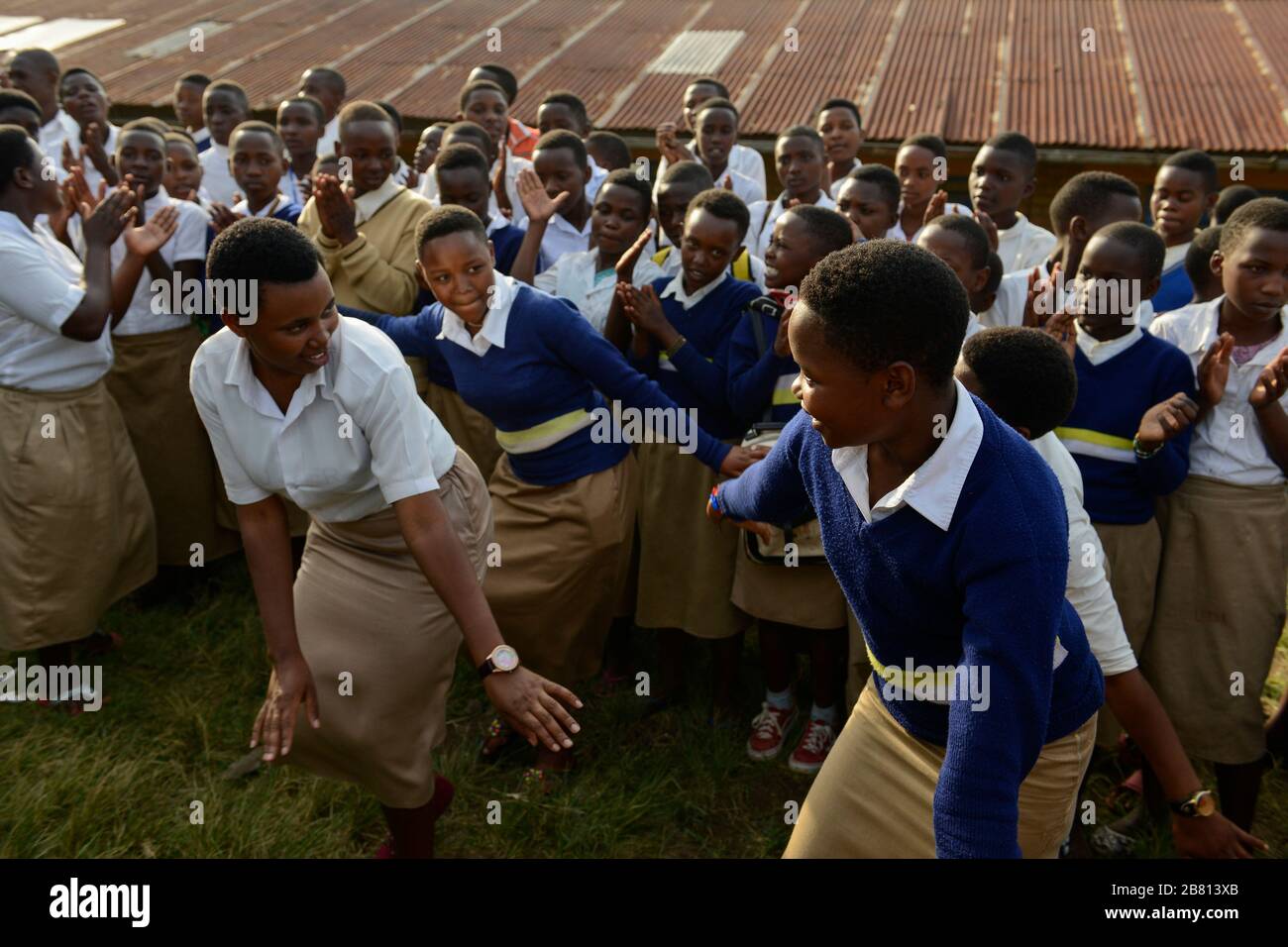 RWANDA, Ruhengeri, catholic school, youth club for unity and reconciliation between different ethnic groups Hutu and Tutsi / RUANDA, Ruhengeri, katholische Schule St. Vincent Muhoza, Jugend Club Einheit und Versoehnung zwischen Hutu und Tutsi Stock Photo