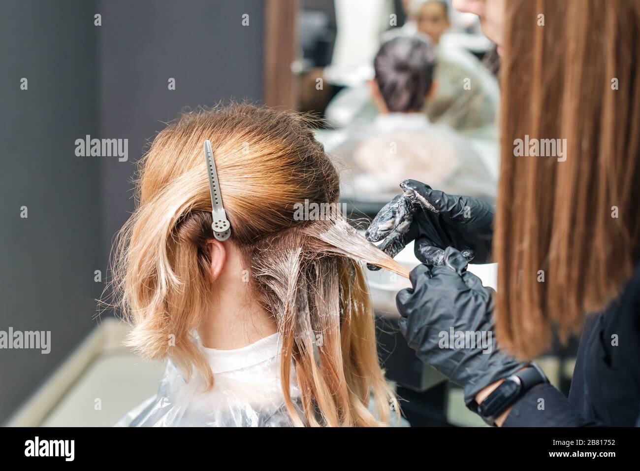 Woman coloring her hair with foil in beauty salon Stock Photo - Alamy