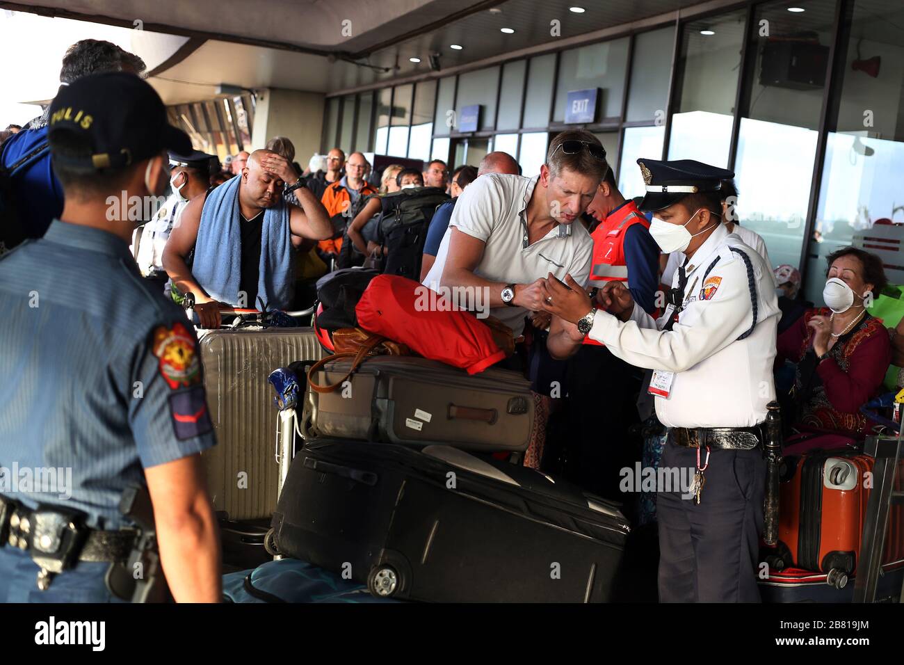 Manila, Philippines. 19th Mar, 2020. There are tourists at the airport. More than 300 Germans are waiting at Ninoy Aquino International Airport for a Lufthansa flight chartered by the German Embassy in the Philippines because of the Covid 19 pandemic. Credit: Alejandro Ernesto//Alejandro Ernesto/DPA/Alamy Live News Stock Photo