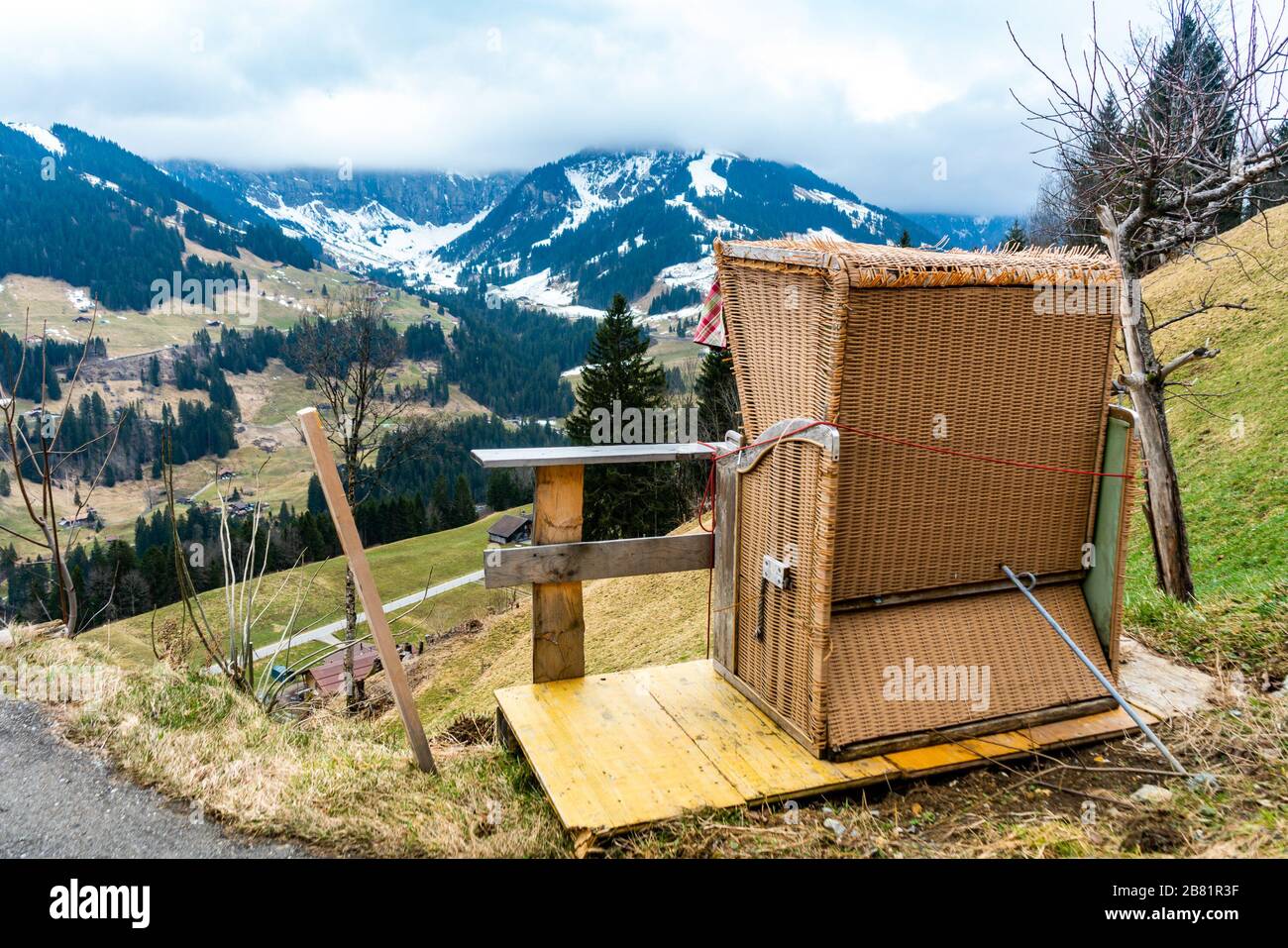 Adelboden, Schweiz, Aussicht auf den Wildstrubel, schneearmer Winter, heimelige Holzhäuser, ruhiger Tag, fröhlicher Tag Stock Photo