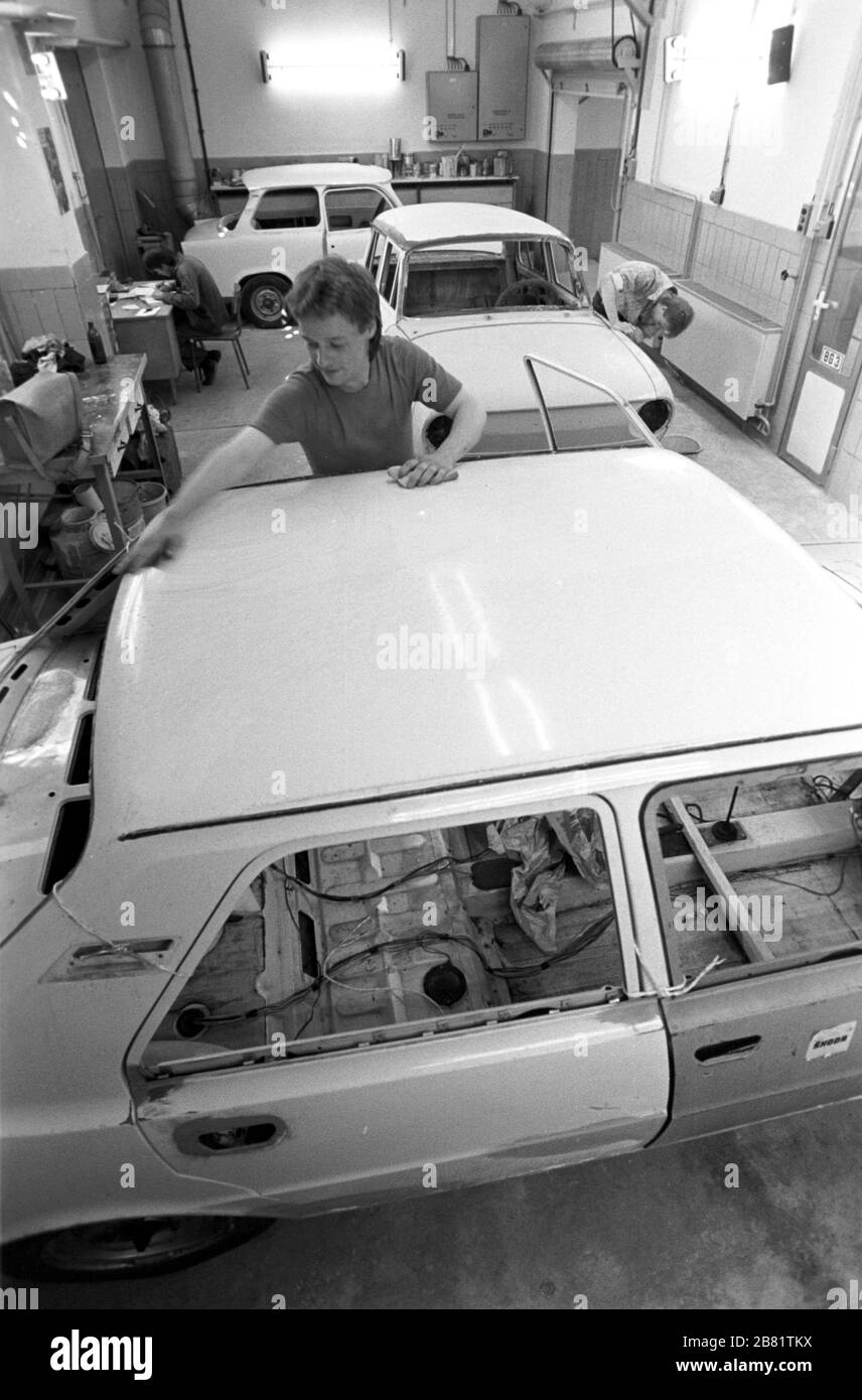 30 November 1988, Saxony, Torgau: In a car paint shop in Torgau, cars Skoda (in the foreground) and Trabant are prepared for repainting in 1989. Exact date of taking the picture not known. Photo: Volkmar Heinz/dpa-Zentralbild/ZB Stock Photo