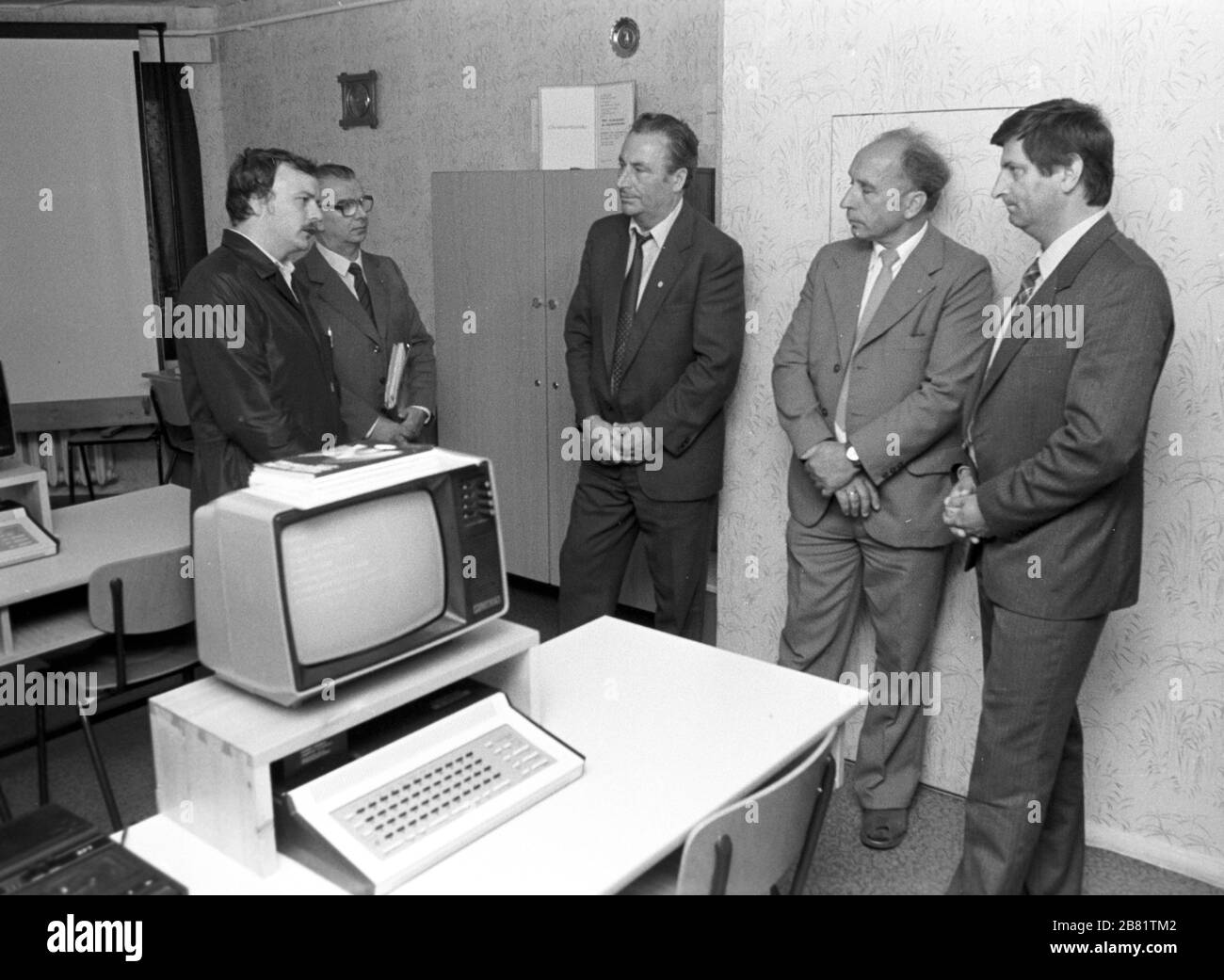 30 November 1984, Saxony, Eilenburg: A computer cabinet in the Eilenburg training centre is visited in the mid-1980s by the 2nd secretary of the SED Leipzig district leadership, Helmut Hackenberg (3rd from right). Exact date of admission not known. Photo: Volkmar Heinz/dpa-Zentralbild/ZB Stock Photo