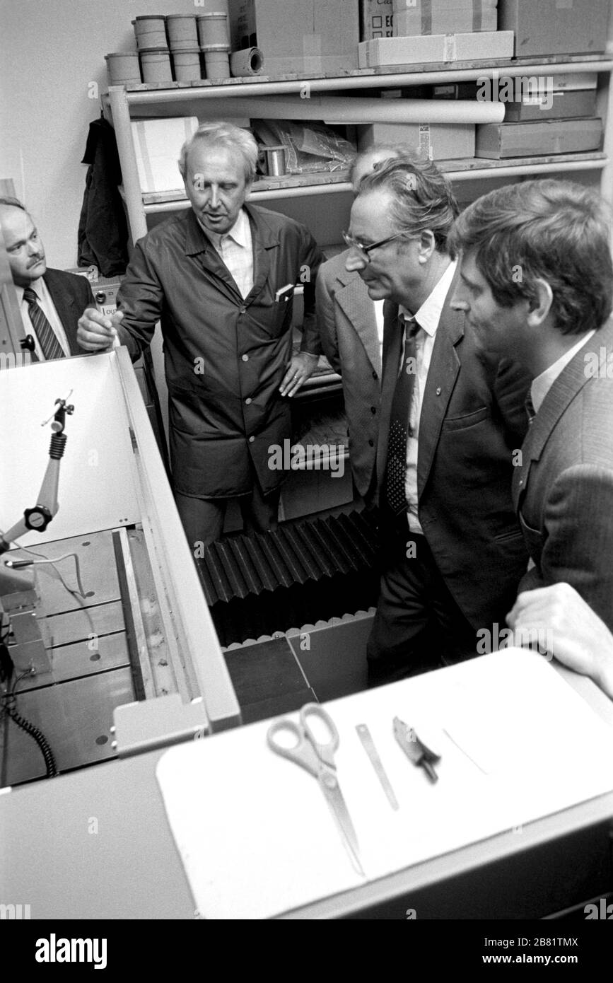 30 November 1984, Saxony, Eilenburg: A training centre in Eilenburg is visited in the mid-1980s by the 2nd secretary of the SED Leipzig district leadership, Helmut Hackenberg (2nd from right). Exact date of admission not known. Photo: Volkmar Heinz/dpa-Zentralbild/ZB Stock Photo