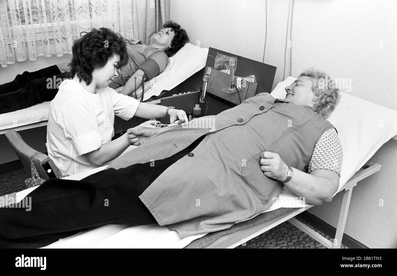 30 November 1984, Saxony, Eilenburg: A blood donation campaign by the Leipzig Transfusion Service took place in the 1980s in the Eilenburg District Hospital. The exact date of admission is not known. Photo: Volkmar Heinz/dpa-Zentralbild/ZB Stock Photo