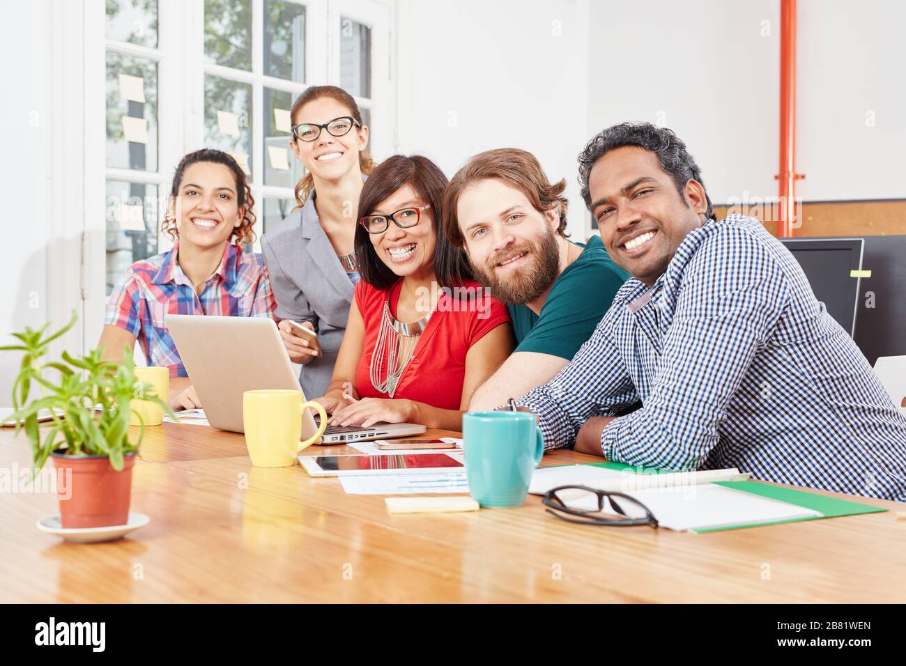 Office team and computer hi-res stock photography and images - Alamy