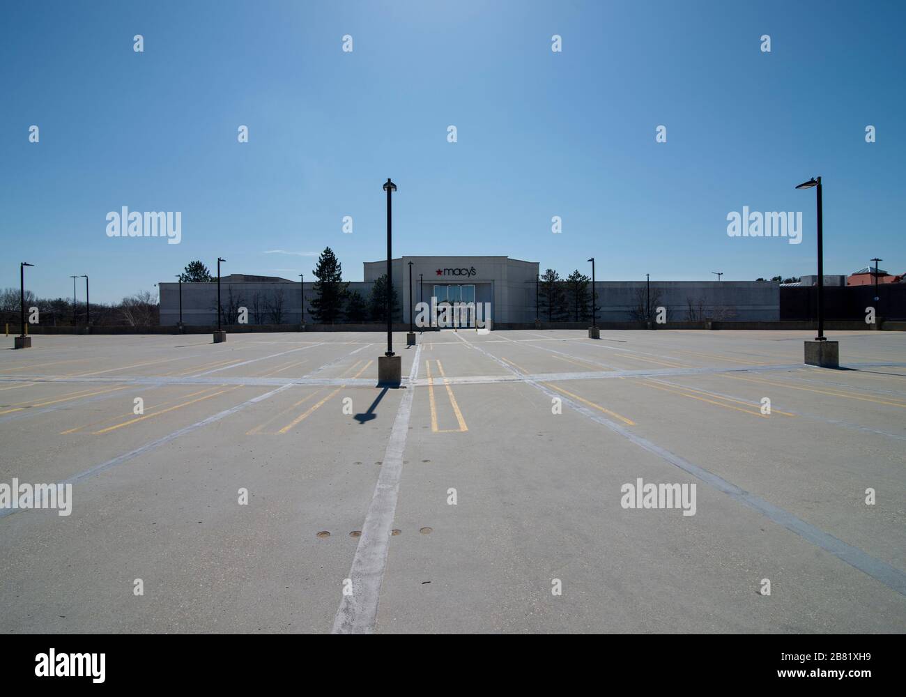 Coronavirus – Nashua, New Hampshire, USA. 18th March, 2020. Closed Macy’s department store parking lot and entrance. Stock Photo