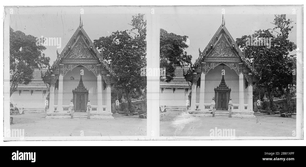 Wat Pho temple in in the historic center of Bangkok. Small temple in the back part of the area. Stereoscopic photograph from around 1910. Photograph on dry glass plate from the Herry W. Schaefer collection. Stock Photo