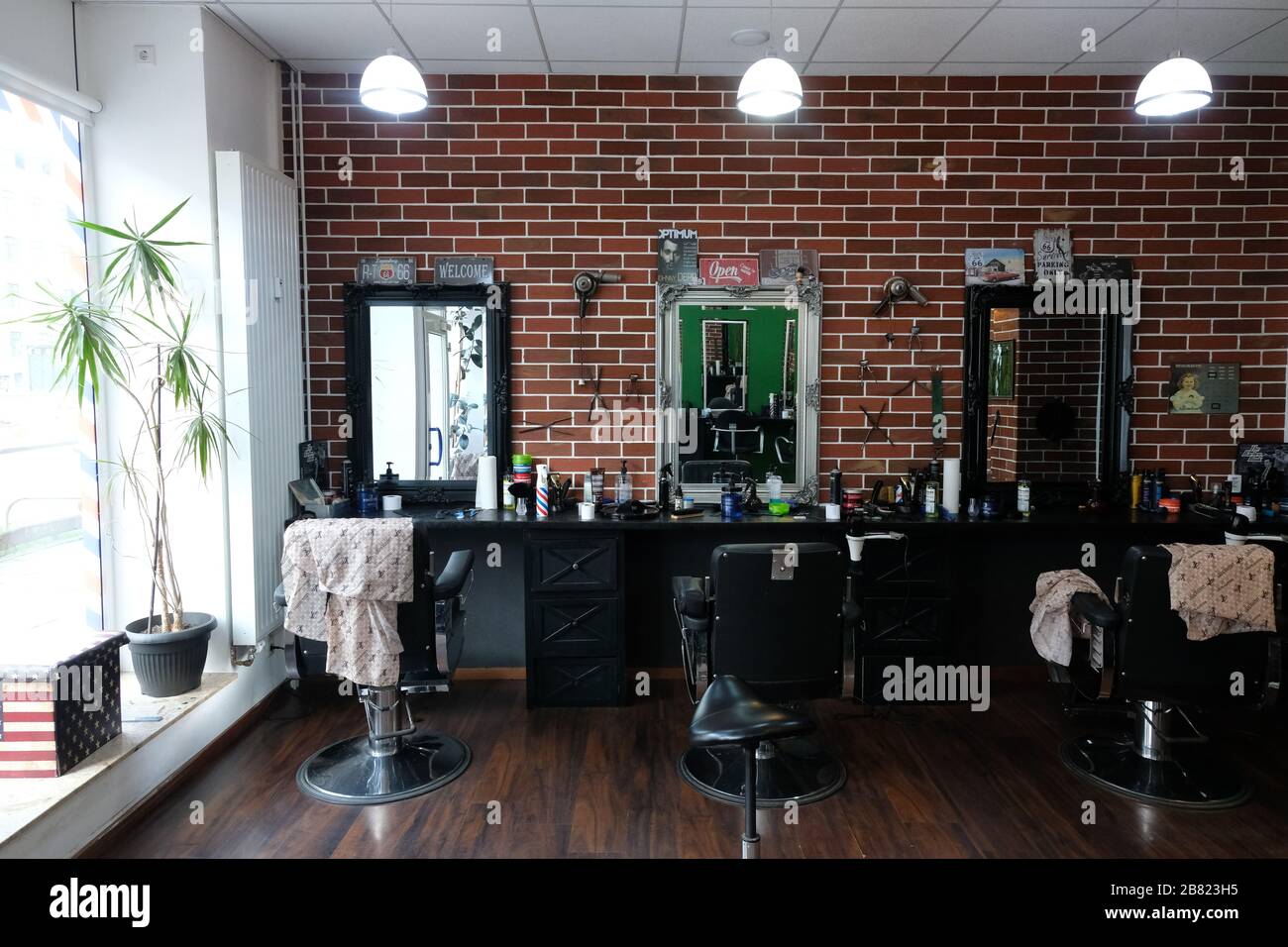 Leipzig, Germany. 17th Mar, 2020. An empty hairdresser's shop in the southern suburbs. Hairdressing salons in Leipzig must be closed from Friday 20.03.2020. Credit: Sebastian Willnow/dpa-Zentralbild/dpa/Alamy Live News Stock Photo