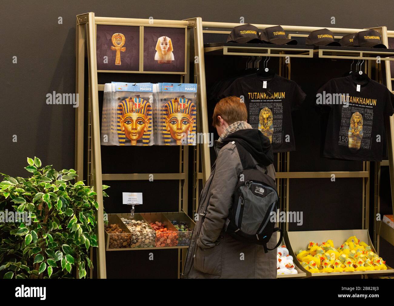 Saatchi Gallery Tutankhamun Exhibition - Customers shopping in the gift shop; Saatchi Gallery, Sloane Square London UK Stock Photo