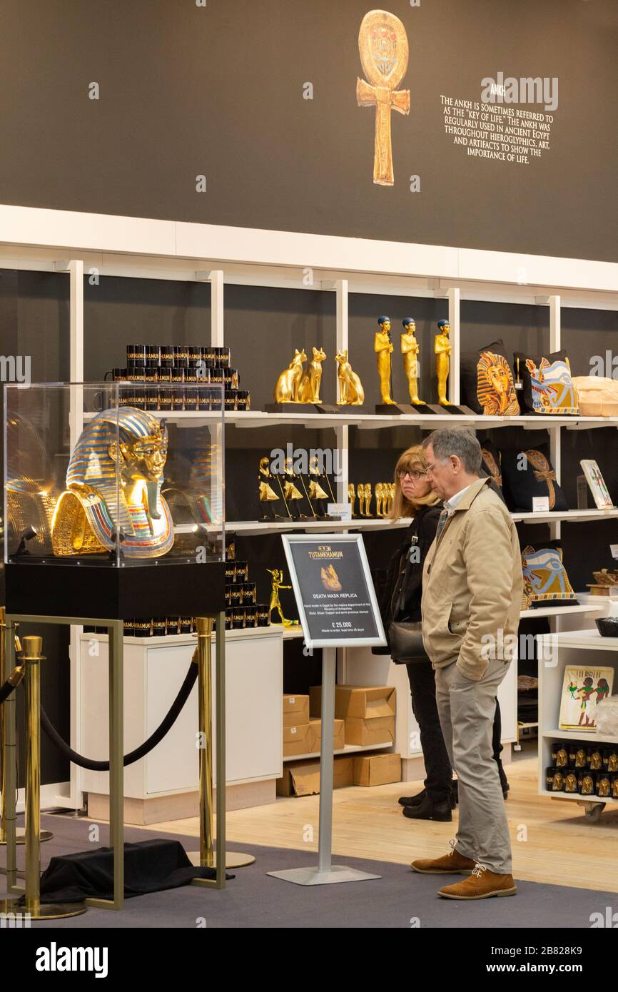 Saatchi Gallery Tutankhamun Exhibition - Customers shopping in the gift shop; Saatchi Gallery, Sloane Square London UK Stock Photo