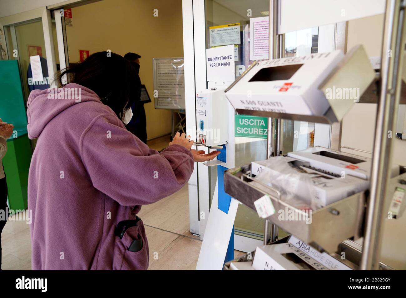 Milan, Coronavirus, amuchina gel set and gloves at the entrance for  customers of all Esselunga supermarkets, pictured in Via Forze Armate  (Duilio Piaggesi/Fotogramma, Milan - 2020-03-19) p.s. la foto e'  utilizzabile nel