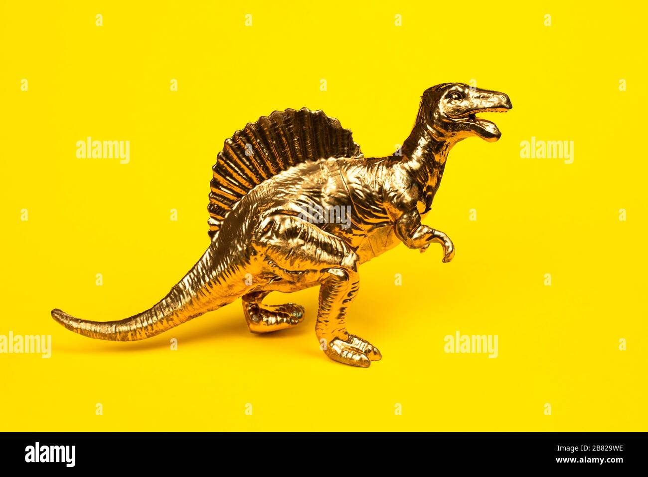Золотой динозавр. Золото динозавров игрушка. Динозавр с золотыми полосками. Черно золотой динозавр.