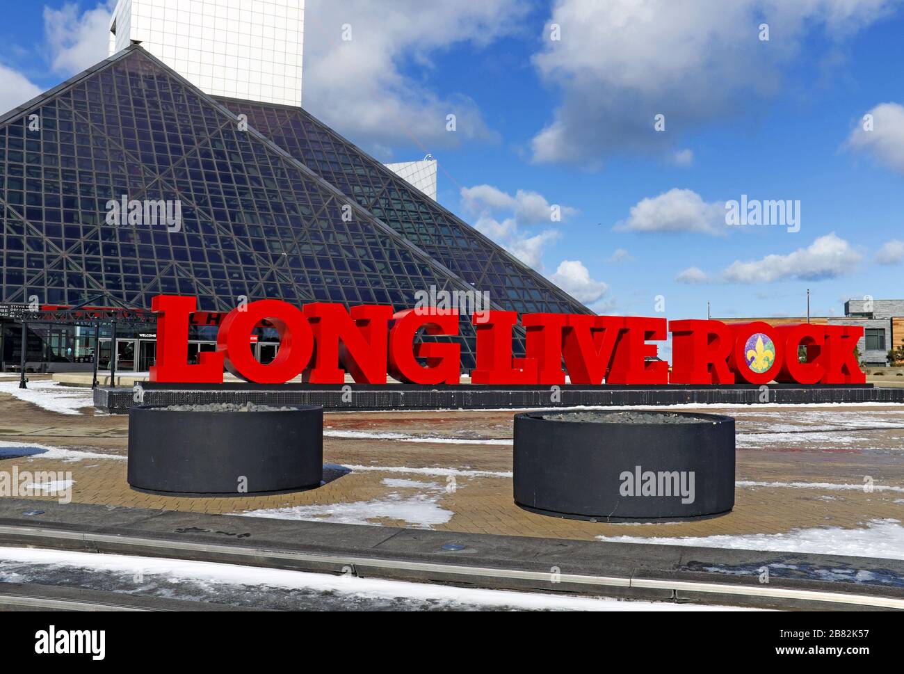 The Rock and Roll Hall of Fame and Museum in Cleveland, Ohio, USA with its 'Long Live Rock' display on the plaza during the winter. Stock Photo