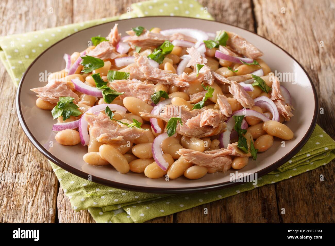 Салат фасоль. Тунец с фасолью. Салат с тунцом и белой фасолью. Салат с тунцом и белой фасолью. Тунец консервированный фасоль рецепты.