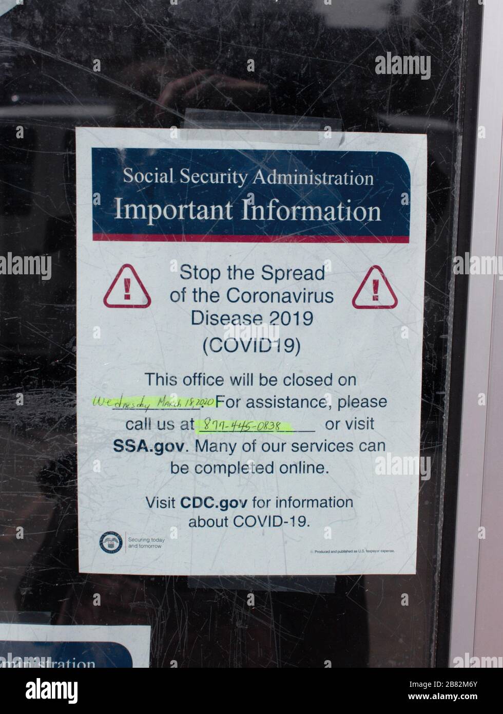 a sign posted on the door of a social security office in inwood, manhattan, new york stating it is closed due to the coronavirus or covid-19 pandemic Stock Photo