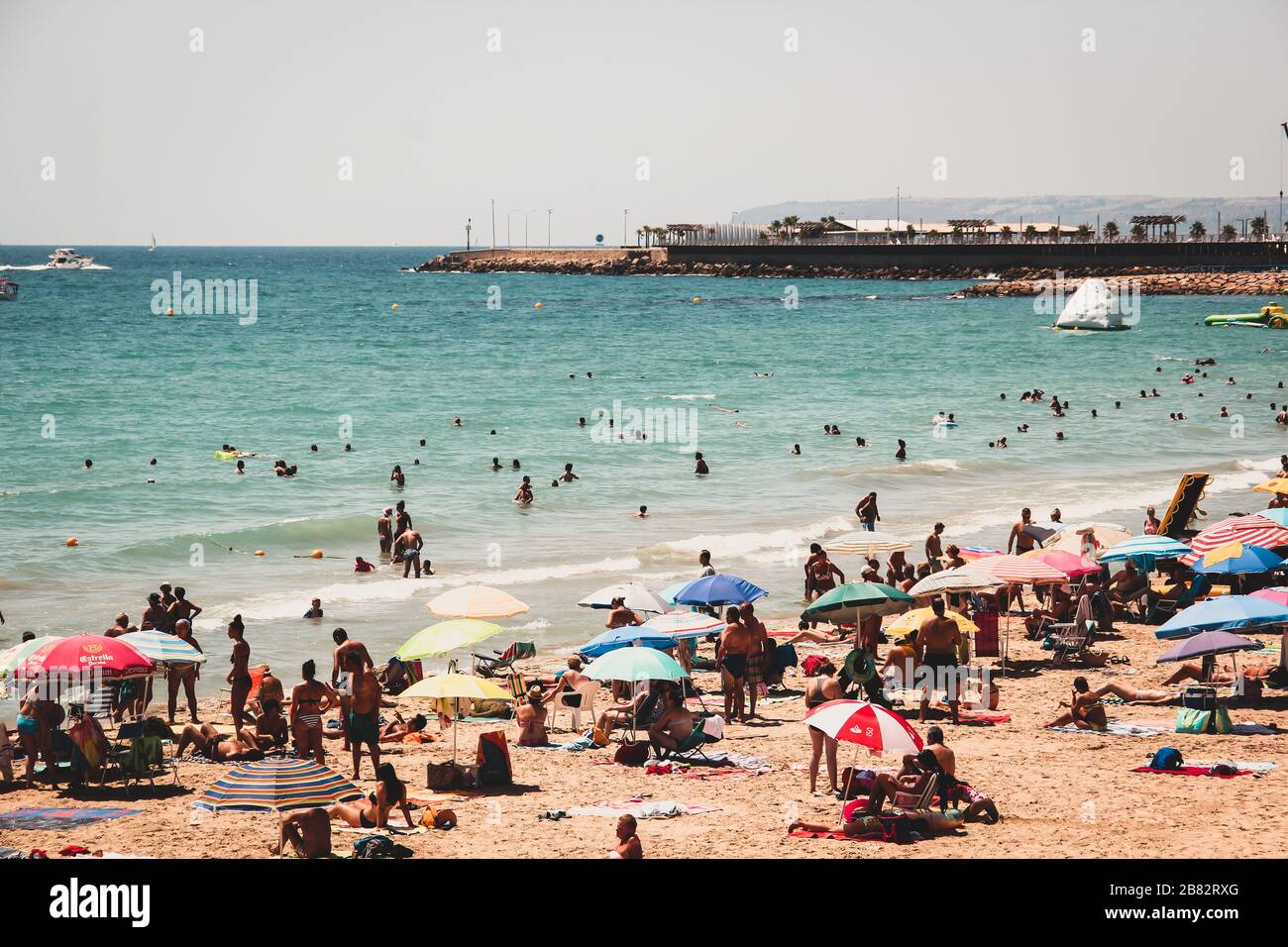 Crowded beaches hi-res stock photography and images - Alamy