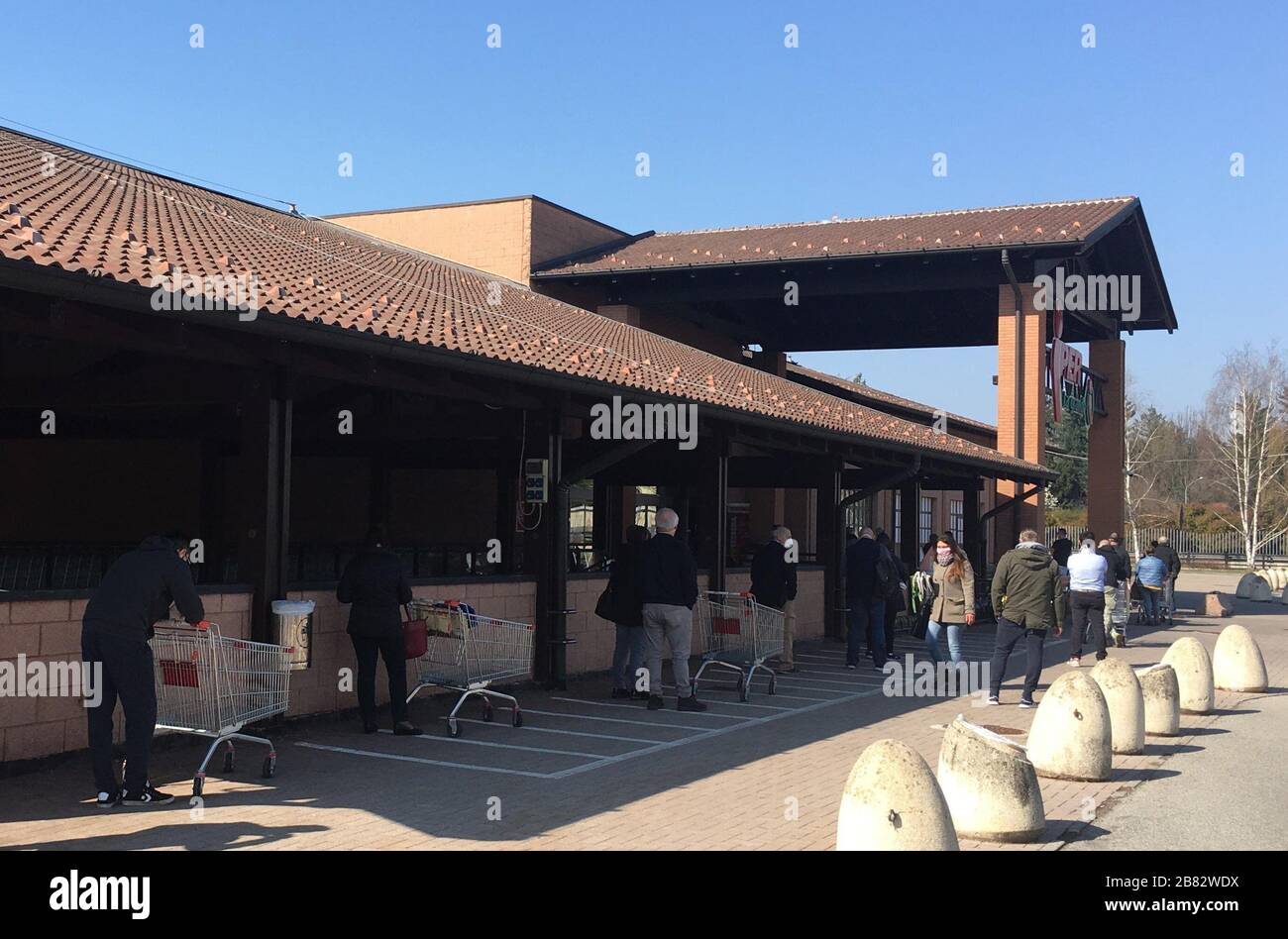 Milan, Italy. 19th Mar, 2020. Milan, Italy Coronavirus, queues for