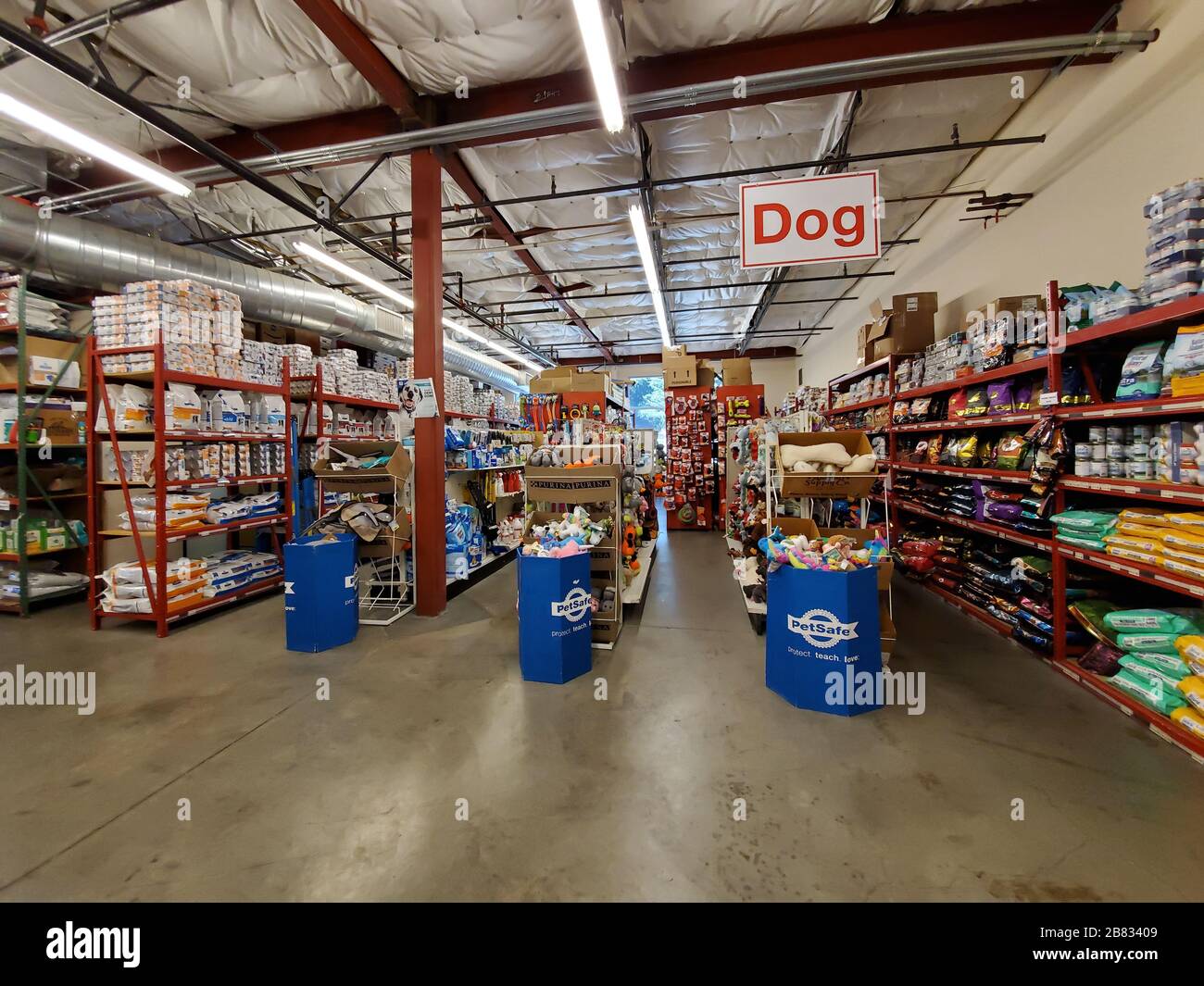 Pet supplies warehouse hi-res stock photography and images - Alamy