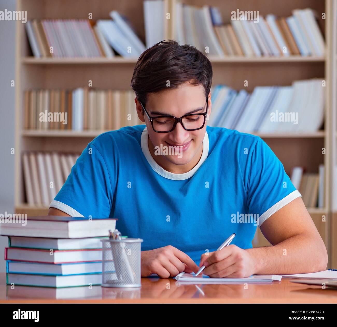 люди на лекции фото. подготовка к экзаменам. Preparing for exams. девушка готовится к экзаменам часы. подготовка к экзаменам фотосток.