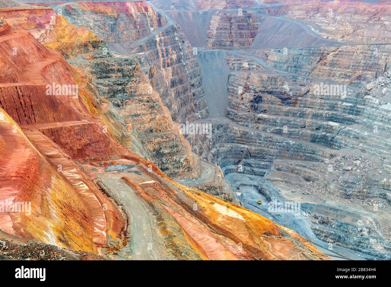 The Super Pit gold mine (Fimiston Open Pit) viewed from the Super Pit Lookout, Kalgoorlie, Eastern Goldfields, Western Australia, Australia Stock Photo