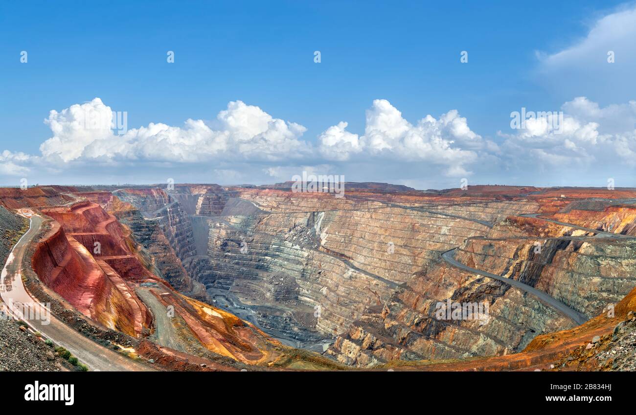 The Super Pit gold mine (Fimiston Open Pit) viewed from the Super Pit Lookout, Kalgoorlie, Eastern Goldfields, Western Australia, Australia Stock Photo
