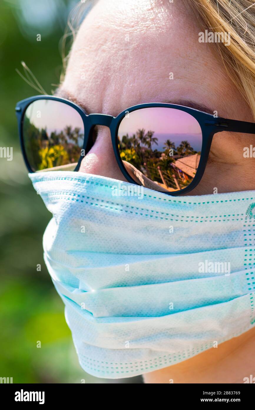 Woman medical mask palm tree hi-res stock photography and images - Alamy