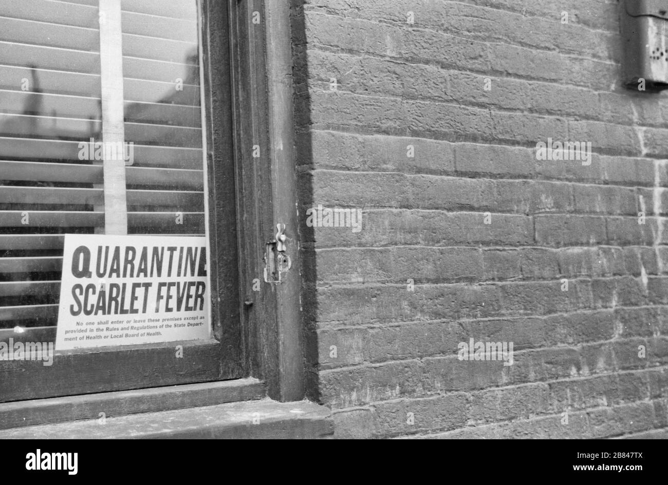 Quarantine sign in window, Dubuque, Iowa. April 1940 Stock Photo