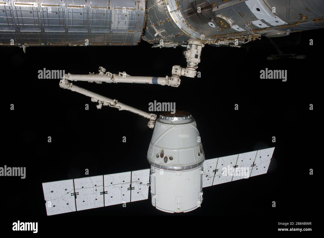 SpaceX Dragon Approach and Grapple Stock Photo - Alamy