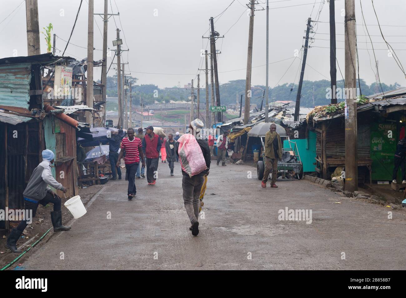 Road through Mathare slum, Nairobi, Kenya.  Mathare is a collection of slums in North East of central Nairobi, Kenya with a population of approximatel Stock Photo