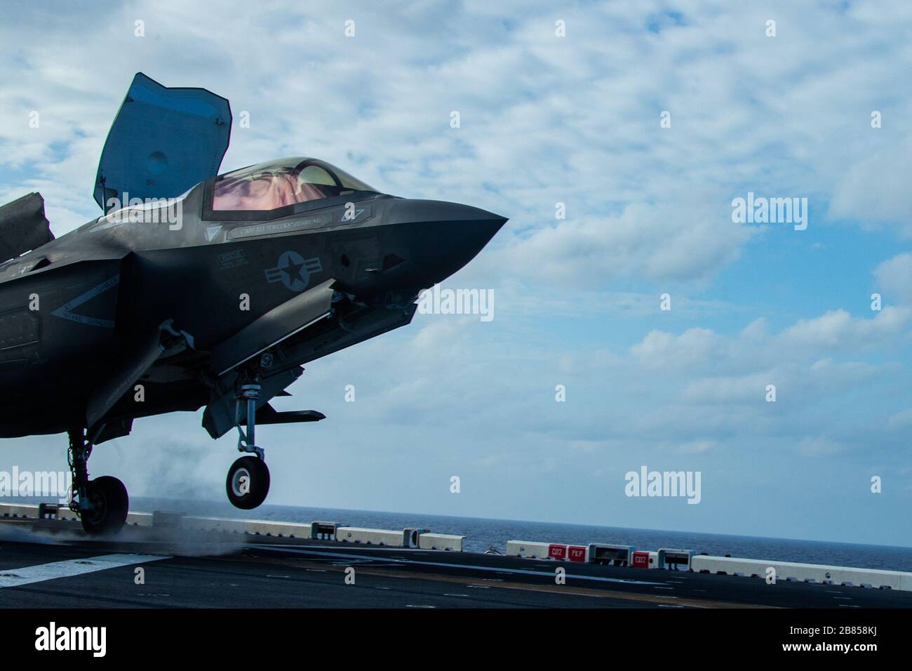 PHILIPPINE SEA (March 18, 2020) An F-35B Lightning II fighter aircraft with Marine Medium Tiltrotor Squadron 265 (Reinforced), 31st Marine Expeditionary Unit (MEU), takes off from the flight deck of amphibious assault ship USS America (LHA 6). America, flagship of the America Expeditionary Strike Group, 31st MEU team, is operating in the U.S. 7th Fleet area of operations to enhance interoperability with allies and partners and serve as a ready response force to defend peace and stability in the Indo-Pacific region. (Official U.S. Marine Corps photo by Cpl. Isaac Cantrell) Stock Photo