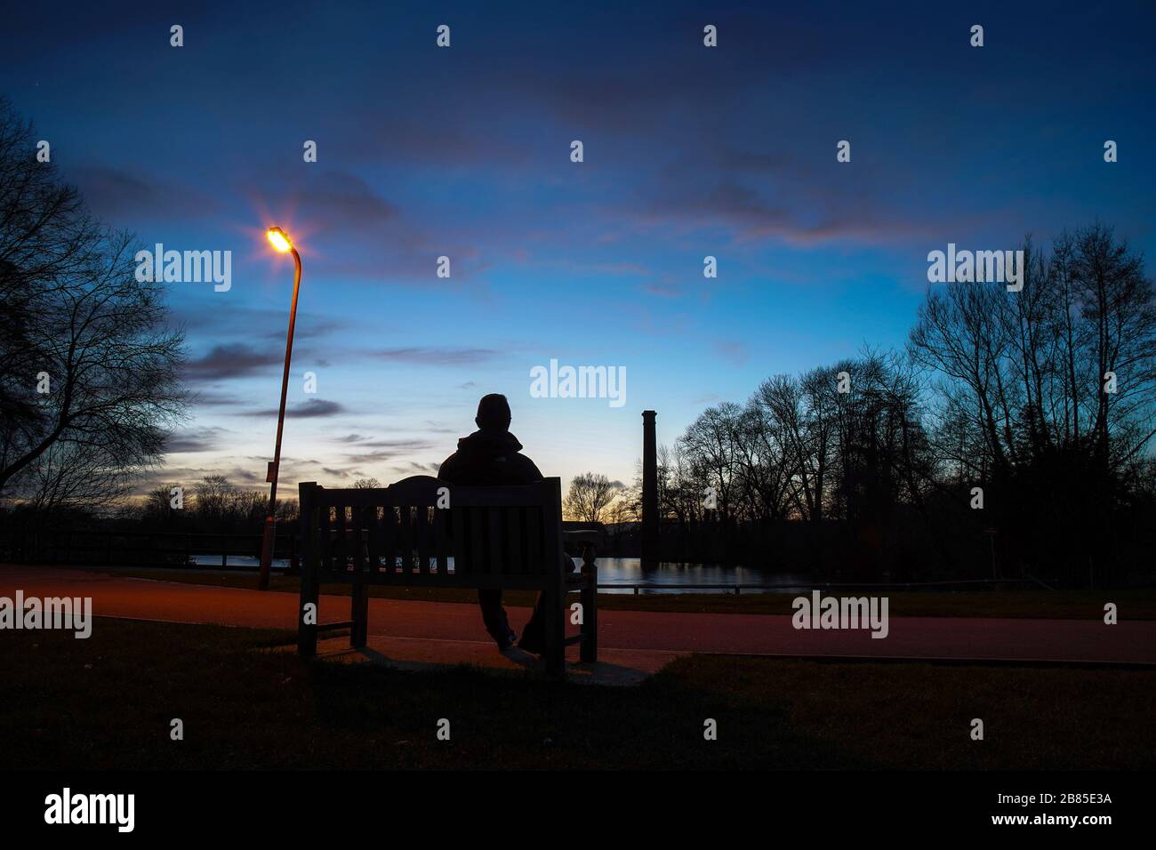 Man uk park bench lonely hi-res stock photography and images - Alamy