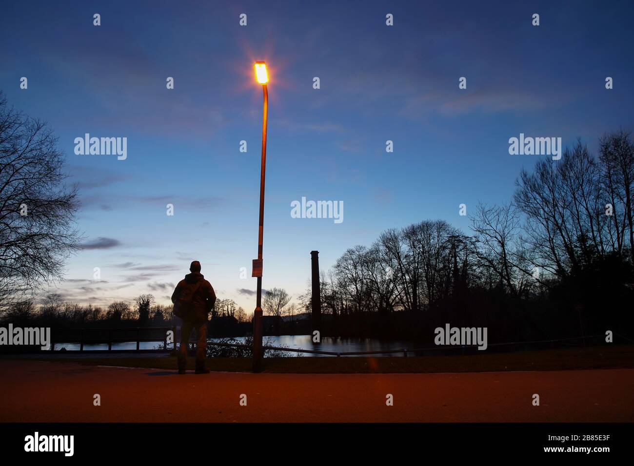 Man uk park bench lonely hi-res stock photography and images - Alamy