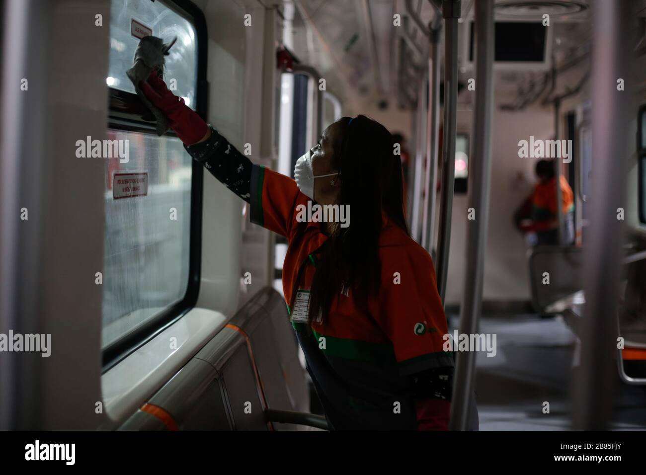 Mexico City, Mexico. 19th Mar, 2020. Staff members disinfect a subway train in Mexico City, Mexico, March 19, 2020. Mexico's Health Ministry confirmed the country's first death of COVID-19, a 41-year-old man who suffered from diabetes. Mexico has 118 confirmed cases of the virus, according to the last ministry report issued on Wednesday. Credit: Francisco Canedo/Xinhua/Alamy Live News Stock Photo