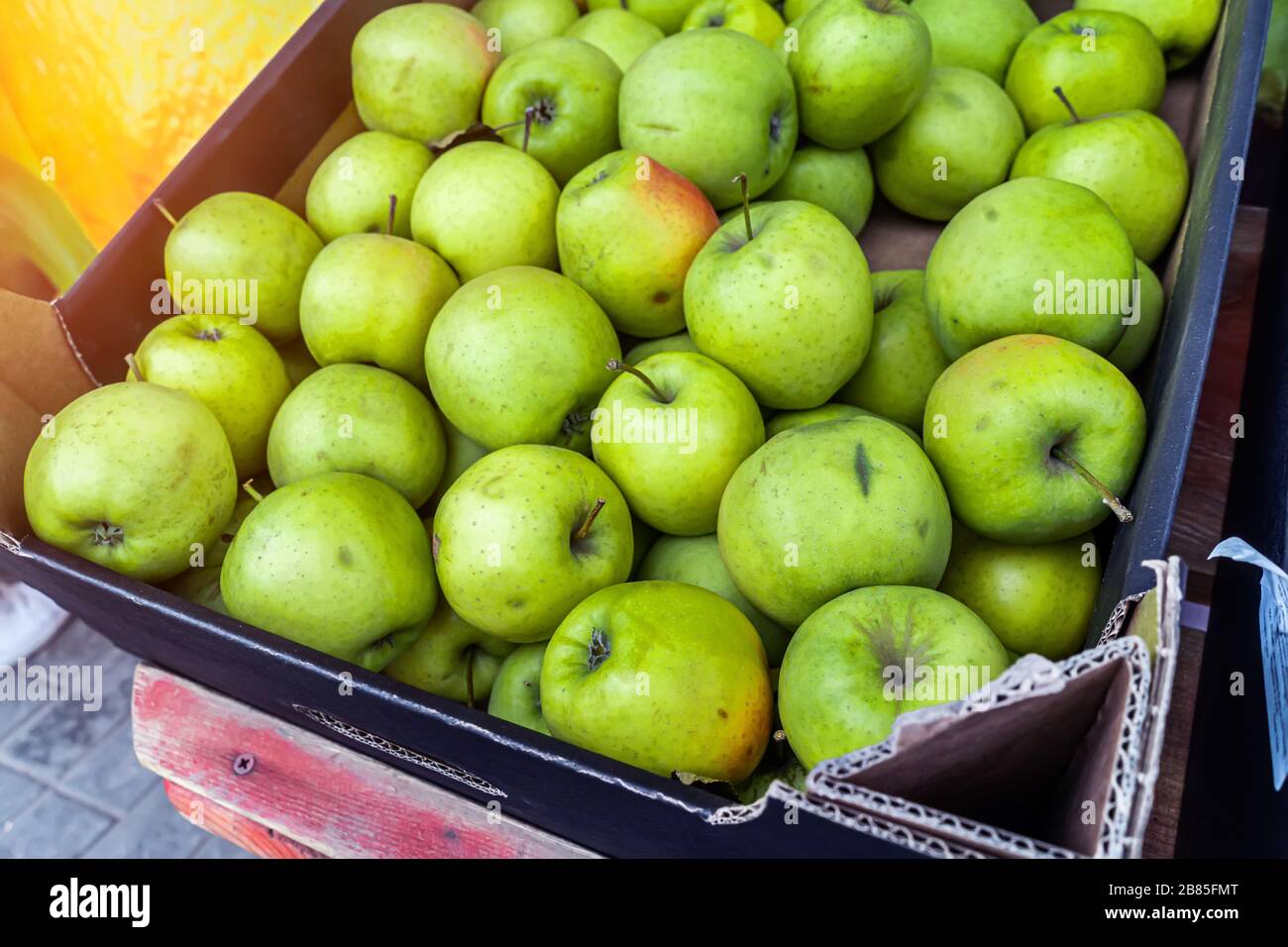 https://c8.alamy.com/comp/2B85FMT/green-apples-in-a-box-on-a-street-store-2B85FMT.jpg