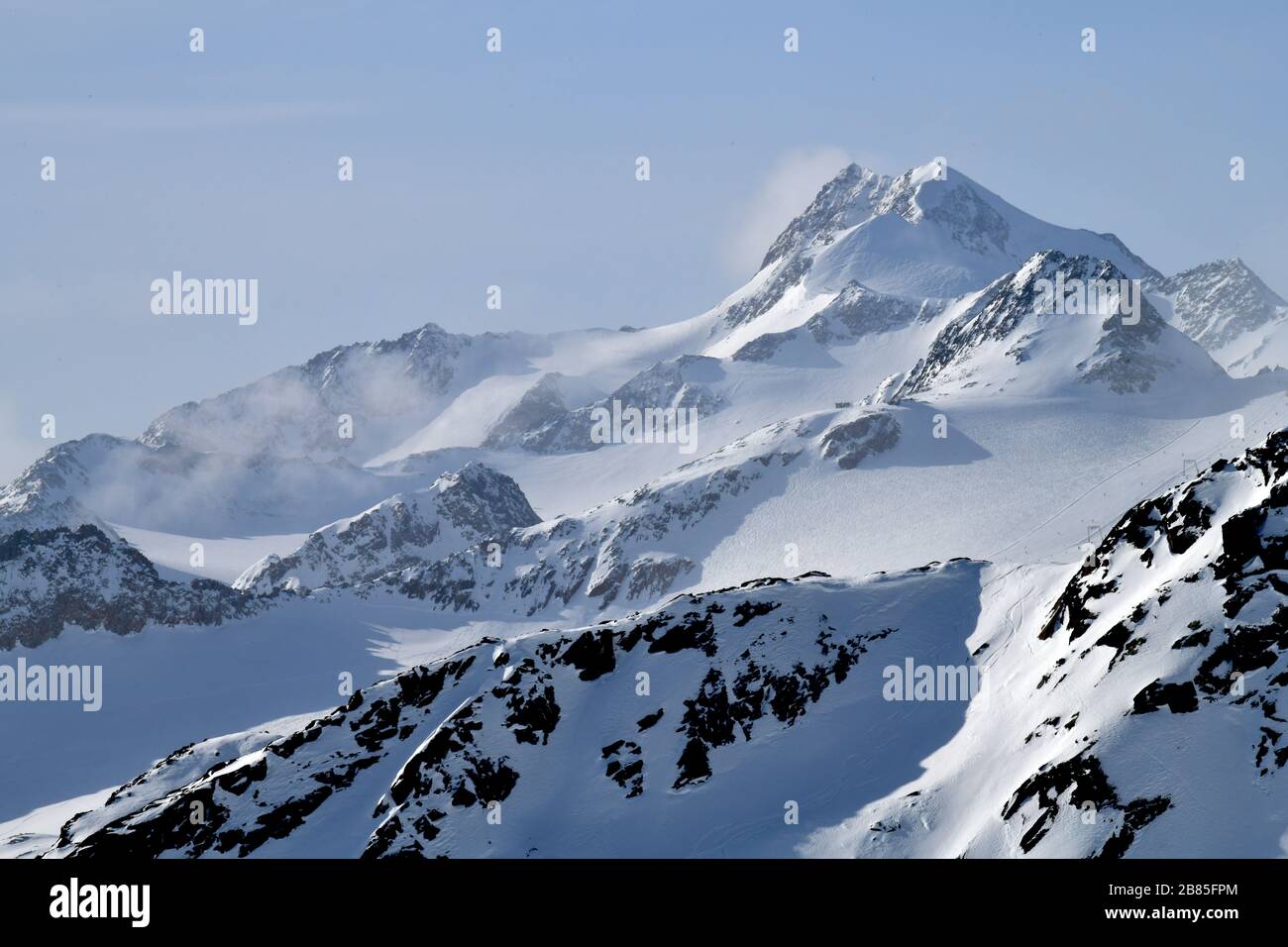 Snowy high mountain landscape hi-res stock photography and images - Alamy