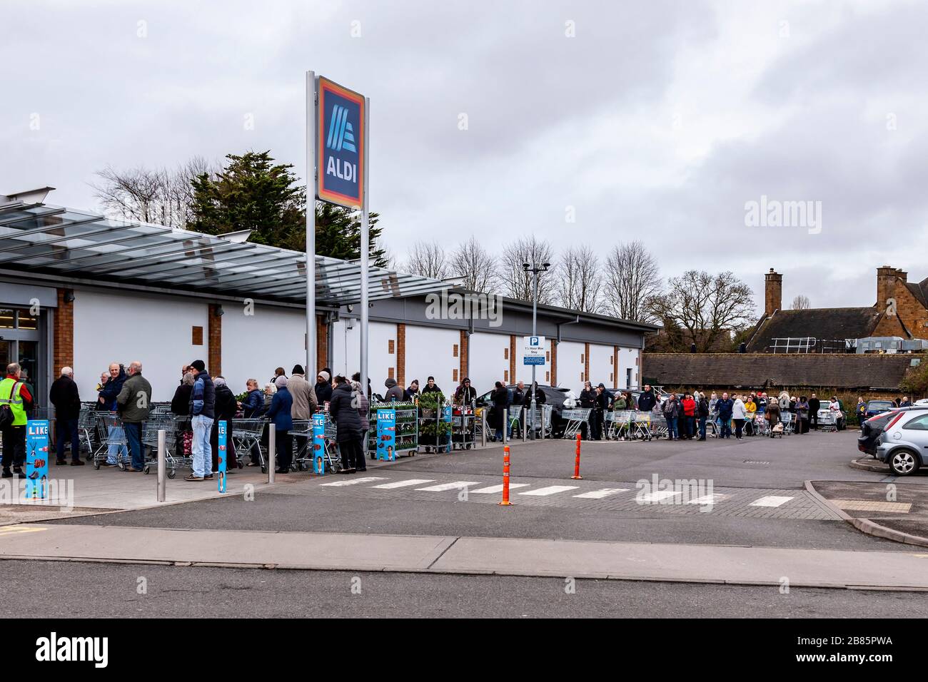 Aldi uk queue hires stock photography and images Alamy