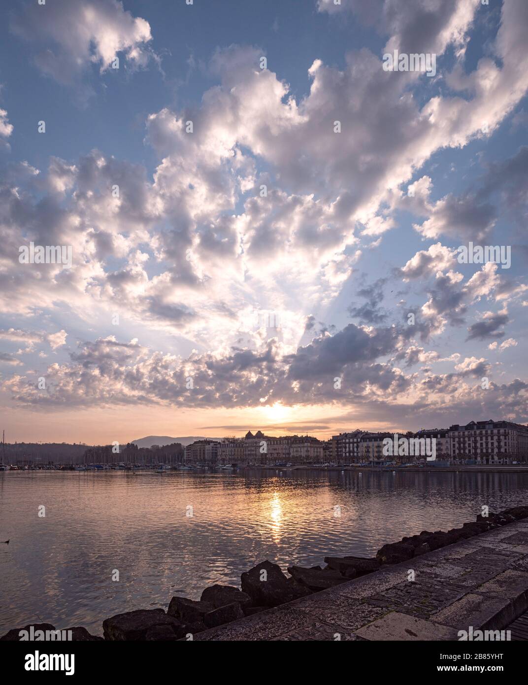 Stunning sunrise light beams break hi-res stock photography and images ...