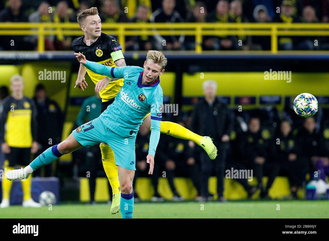 Dortmund, Signal-Iduna-Park, 17.09.19: Frenkie de Jong (FC Barcelona) beim  Kopfballduell gegen Marco Reus (Borussia Dortmund) im Spiel der 1. Bundesli  Stock Photo - Alamy