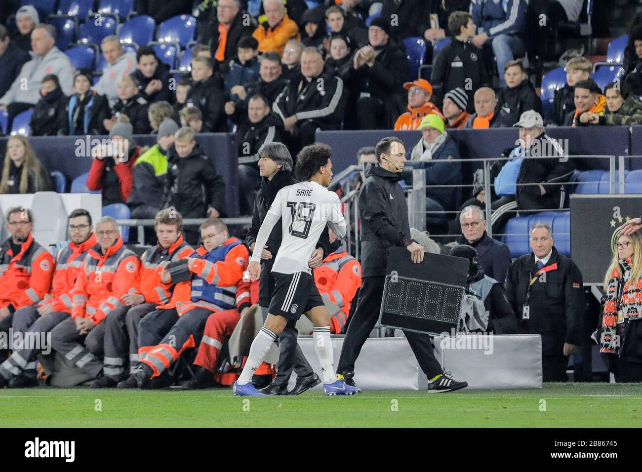 Schalke, Veltins-Arena, 19.11.19: Leroy Sane (Deutschland) wird ausgewechselt (19), Bundestrainer Joachim Lšw mit einer Umarmung im LŠnderspiel Deutsc Stock Photo