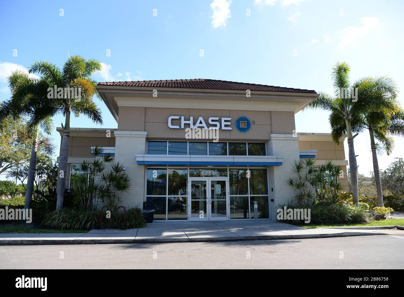 Coral Springs, USA. 19th Mar, 2020. Chase Bank closes 1000 locations due to  the Coronavirus Pandemic on March 19, 2020 in Coral Springs, Florida.  Credit: Mpi04/Media Punch/Alamy Live News Stock Photo - Alamy