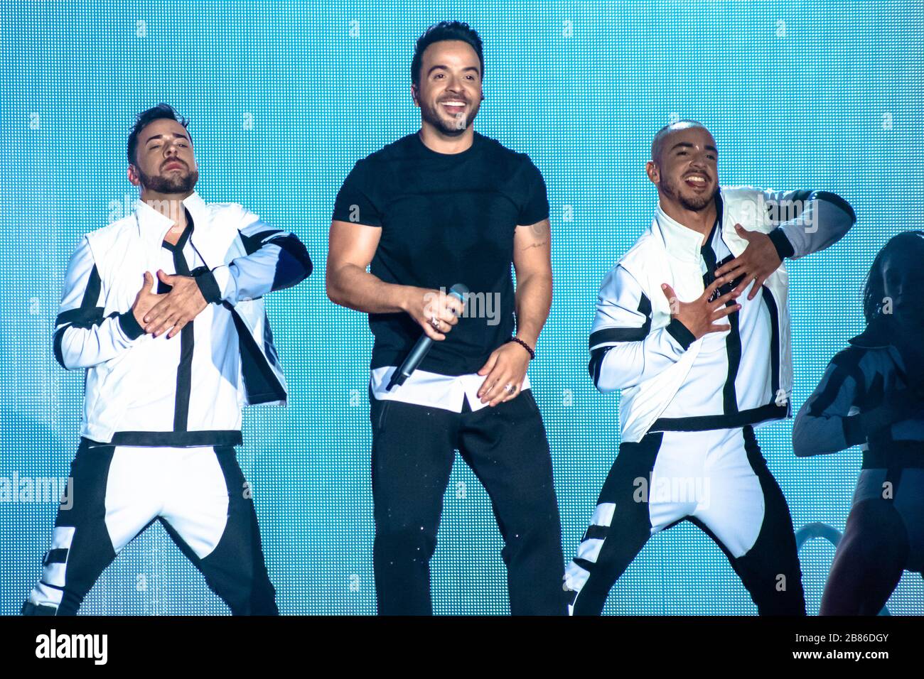 universal mardi gras luis fonsi universal orlando resort 16 mar