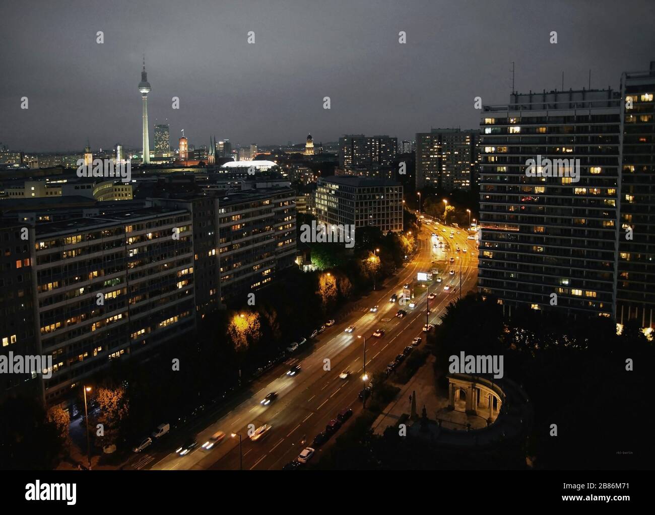 Leipziger Straße in Berlin bei Nacht von oben Stock Photo