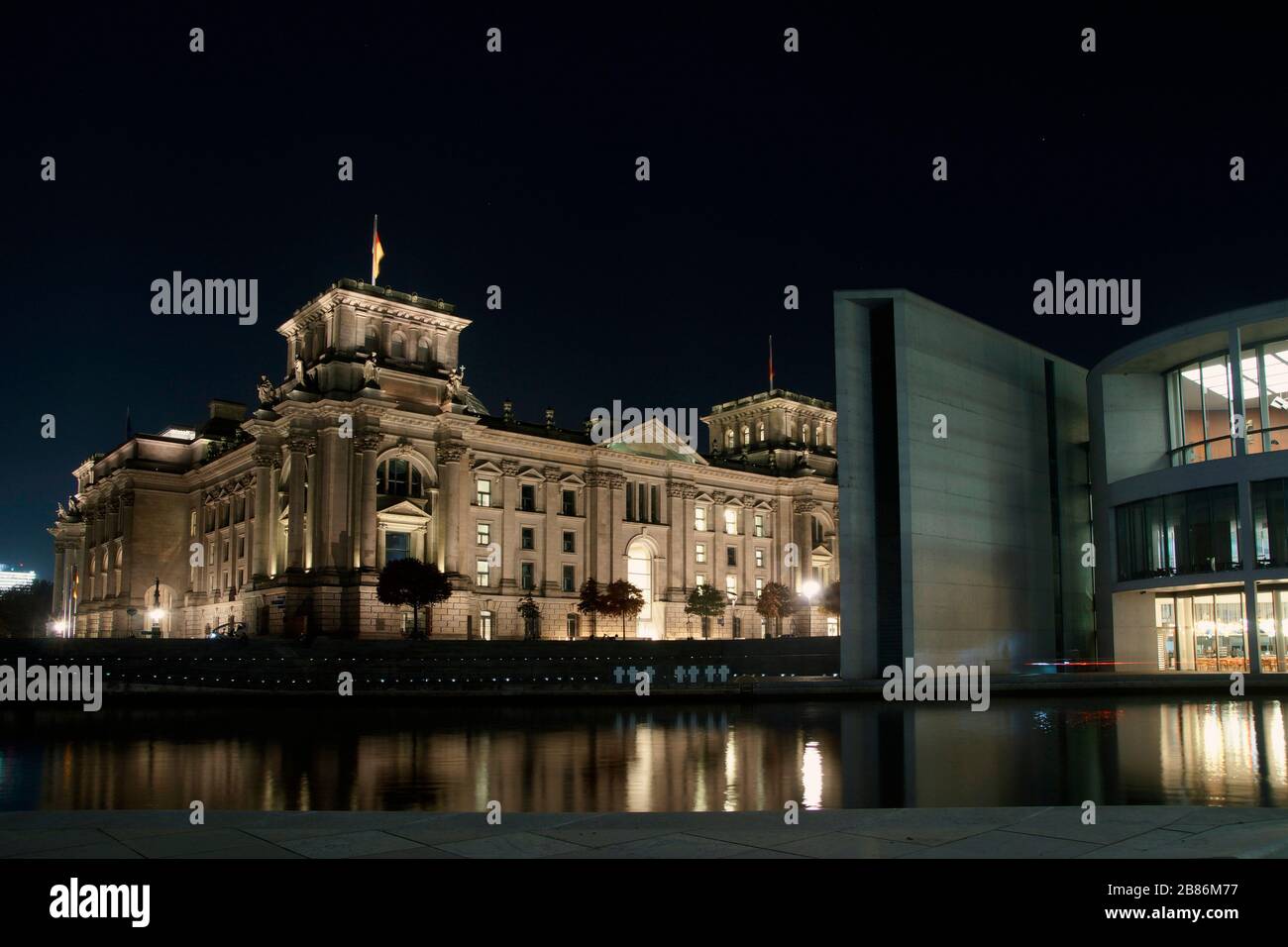 Reichstag mit Spree bei Nacht / Berlin Stock Photo
