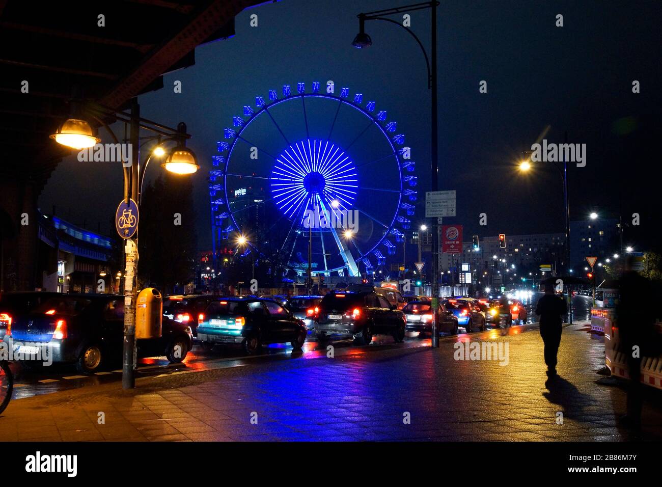 Riesenrad in Berlin Mitte / Alexanderstraße / Jannowitzbrücke / Verhehrsstau Stock Photo