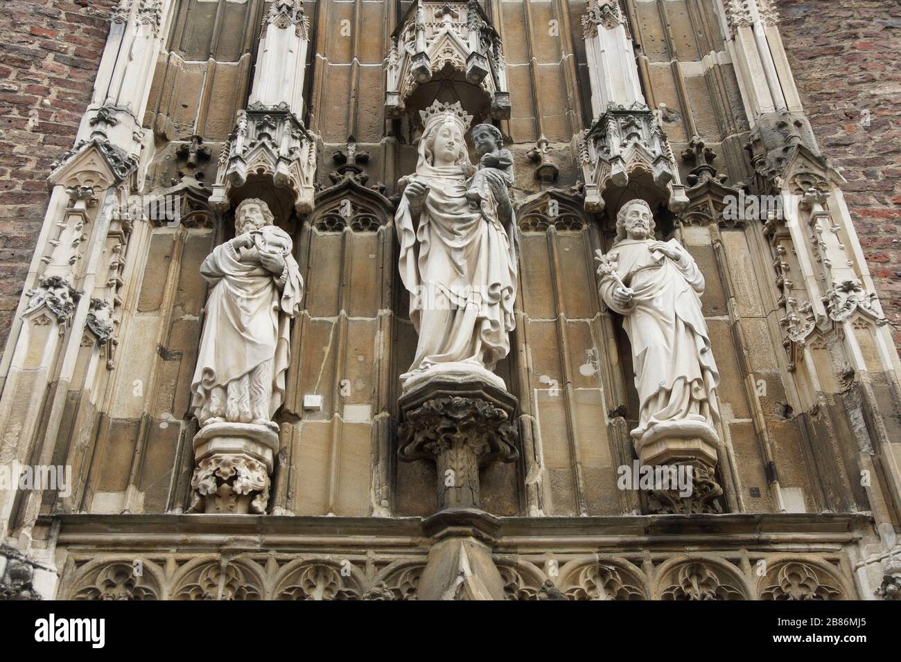 Gotisches Tor an der Schatzkammer / Aachener Dom Stock Photo
