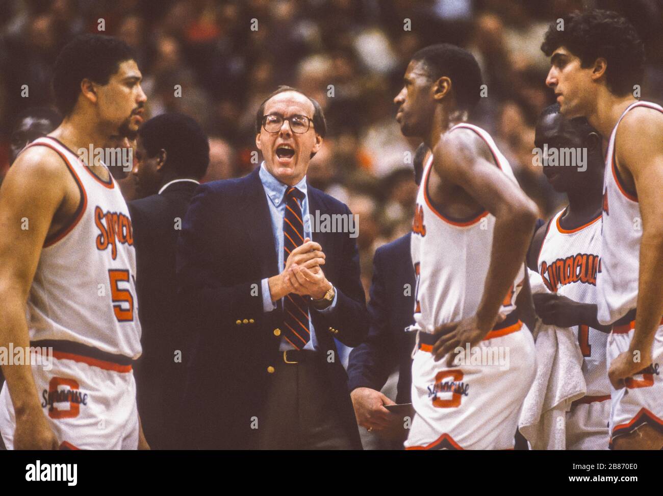 SYRACUSE, NEW YORK, USA, 1985 - Syracuse University basketball Coach Jim Boeheim with players, L-R, Andre Hawkins, Rafael Addison, Pearl Washington, Rony Seikaly during January 28, 1985 NCAA game vs, Georgetown. Stock Photo