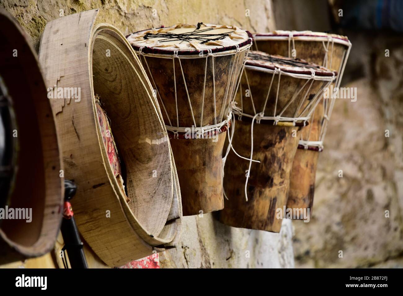 African wooden drums hi-res stock photography and images - Alamy