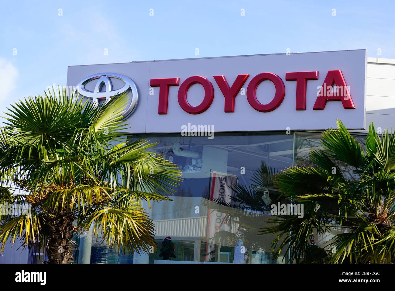 Toyota car dealership exterior hi-res stock photography and images - Alamy