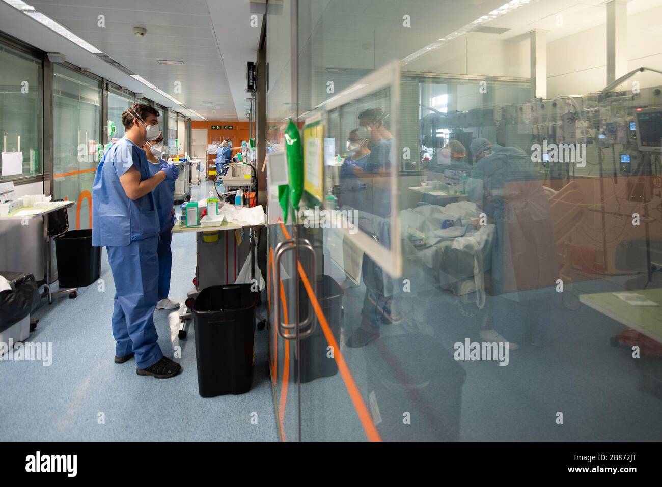 Barcelona, Spain. 20th Mar, 2020. Medics work at a hospital in Barcelona, Spain, March 20, 2020. Spain has reported over 1,000 deaths of COVID-19, the disease caused by the novel coronavirus, the Spanish Ministry for Health, Consumer Affairs and Social Services confirmed on Friday. According to the ministry, 1,002 people have now lost their lives from COVID-19, in comparison with the 767 deaths a day ago. Credit: Francisco Avia/Xinhua/Alamy Live News Stock Photo