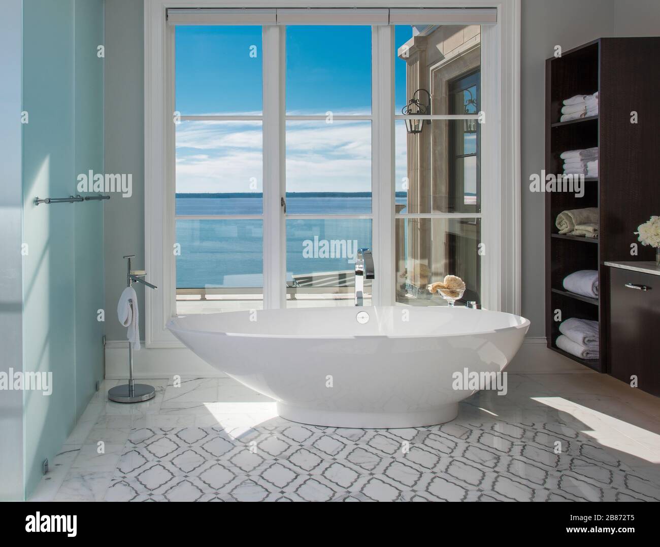 Large Contemporary Master Bathroom Stock Photo Alamy